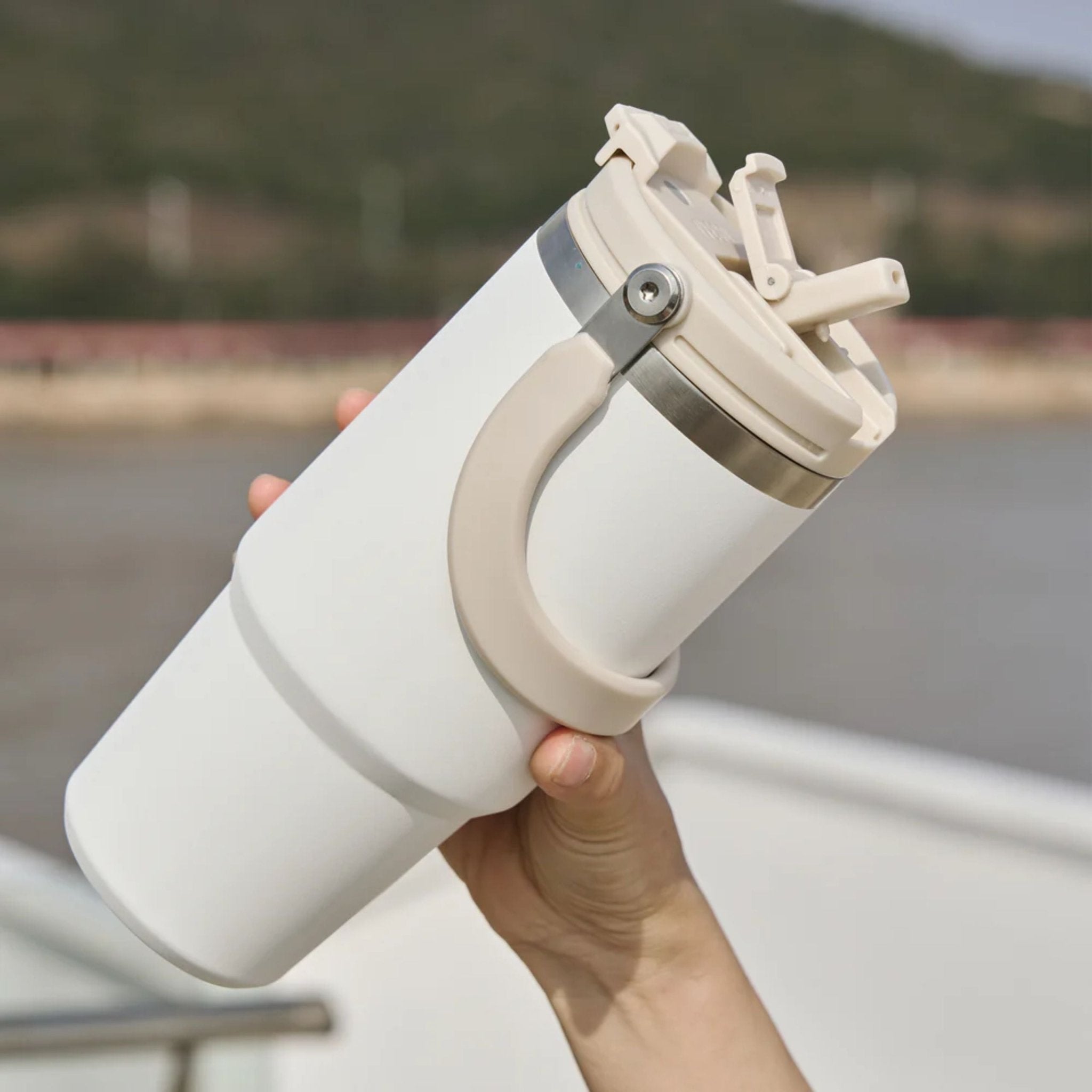 TYESO Vacuum Insulated Tumbler Hot and Cold 600ml Bottle - White