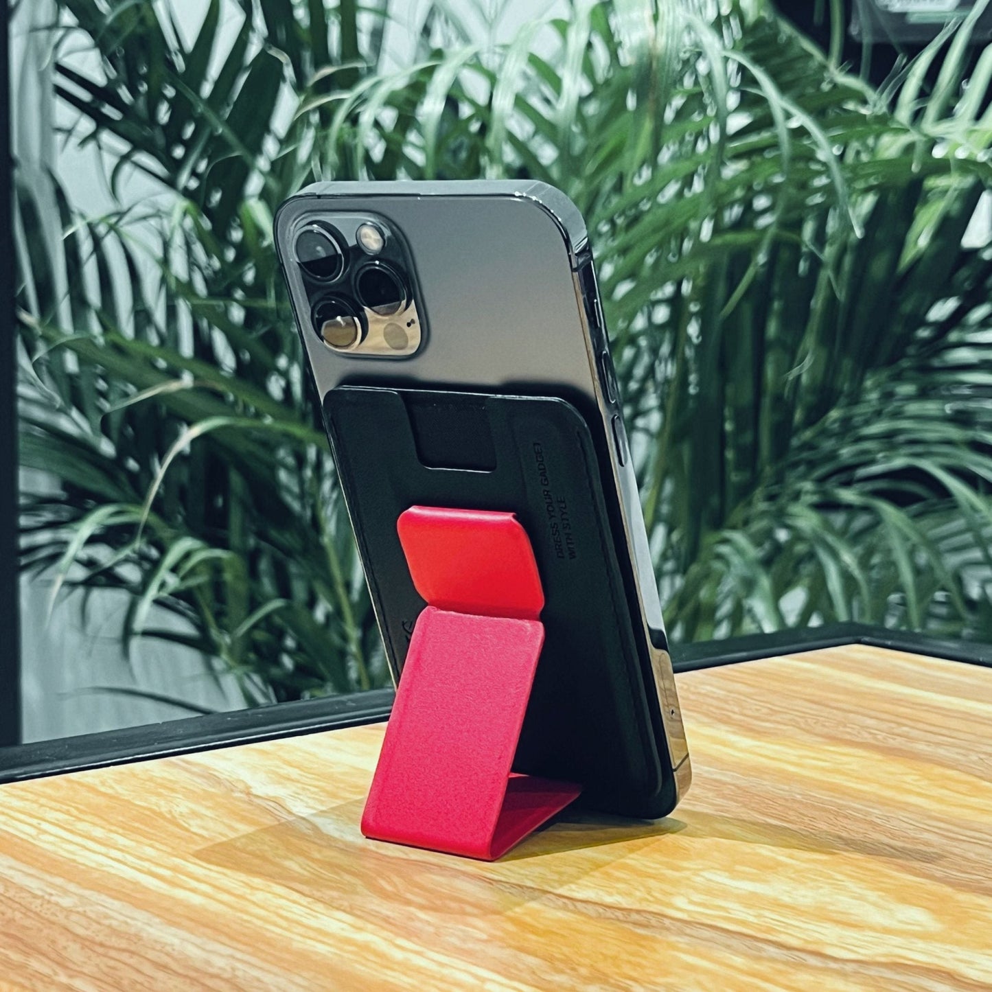 LE PRIUS Bengal Series, Magnetic Card Holder With Grip And Extendable Smart stand - Red